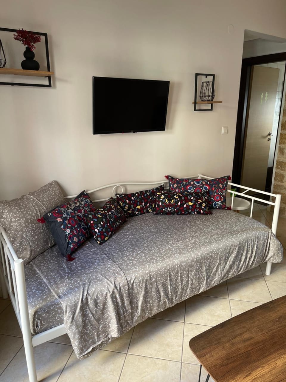 Bed, TV and multimedia, Living room, Seating area