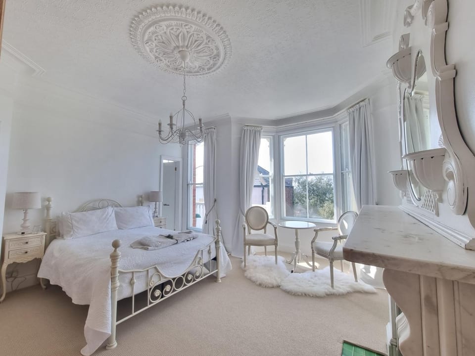 Bed, Photo of the whole room, Seating area, Bedroom, fireplace