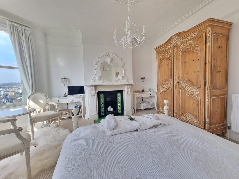 Seating area, Bedroom, wardrobe