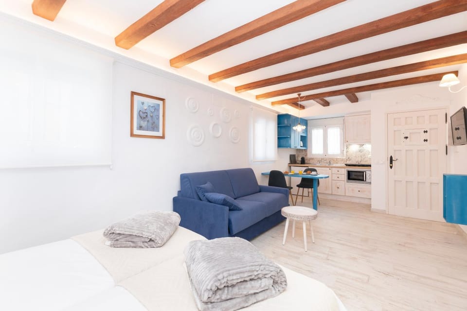 Kitchen or kitchenette, Photo of the whole room, Seating area, Dining area