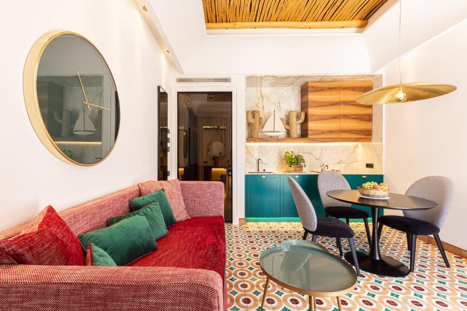 Lounge or bar, Seating area, Dining area