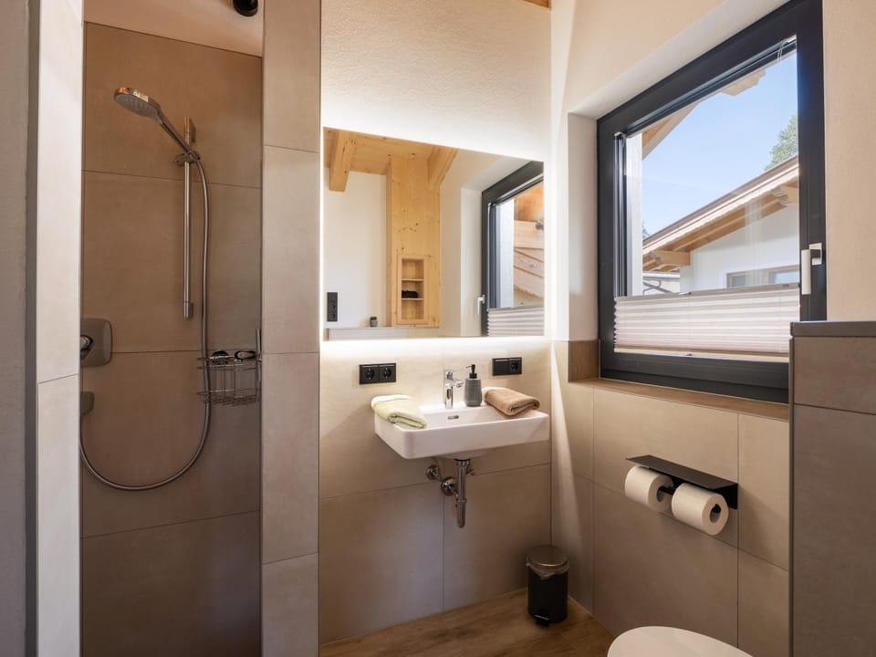 Shower, Toilet, Bathroom, towels