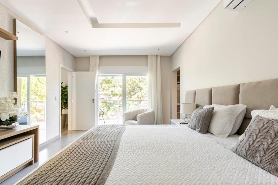 Bed, Seating area, Bedroom
