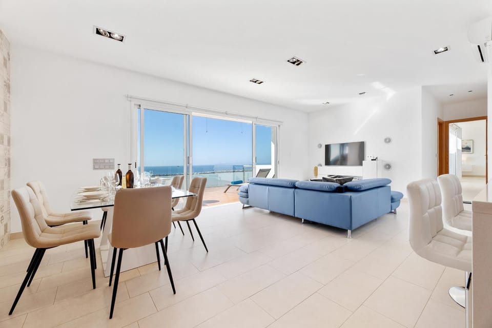 Communal lounge/ TV room, Living room, Dining area