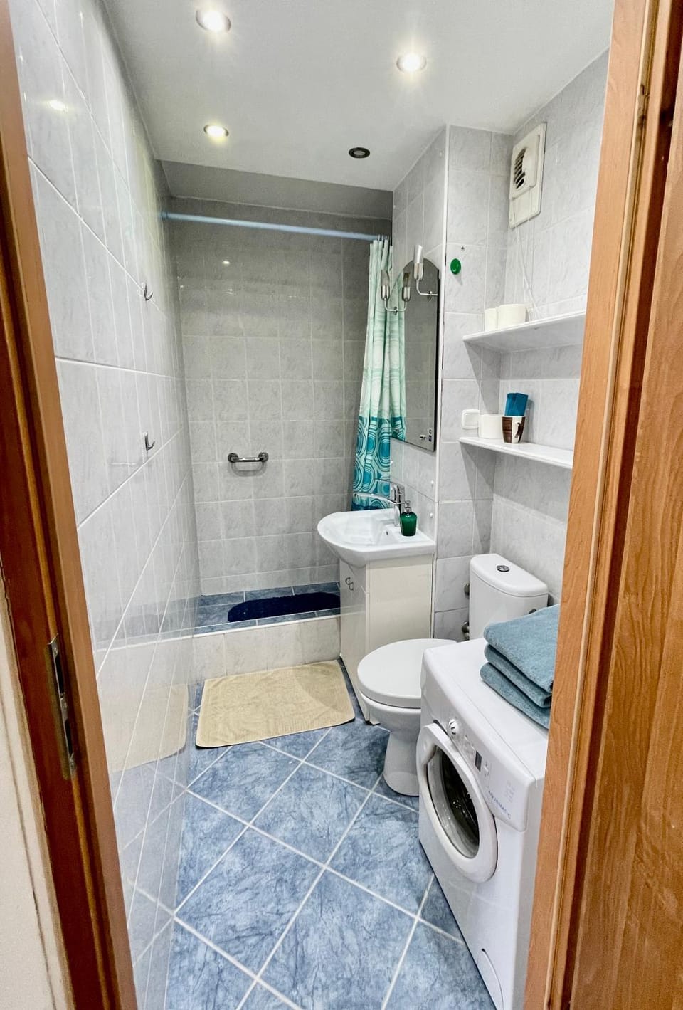 SUSHI metro WiFi 500 MBs, 70’TV Netflix AppleTV+ Apartment in Warsaw