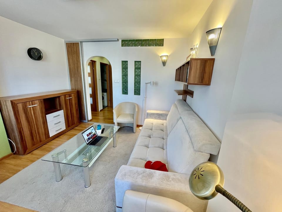 SUSHI metro WiFi 500 MBs, 70’TV Netflix AppleTV+ Apartment in Warsaw