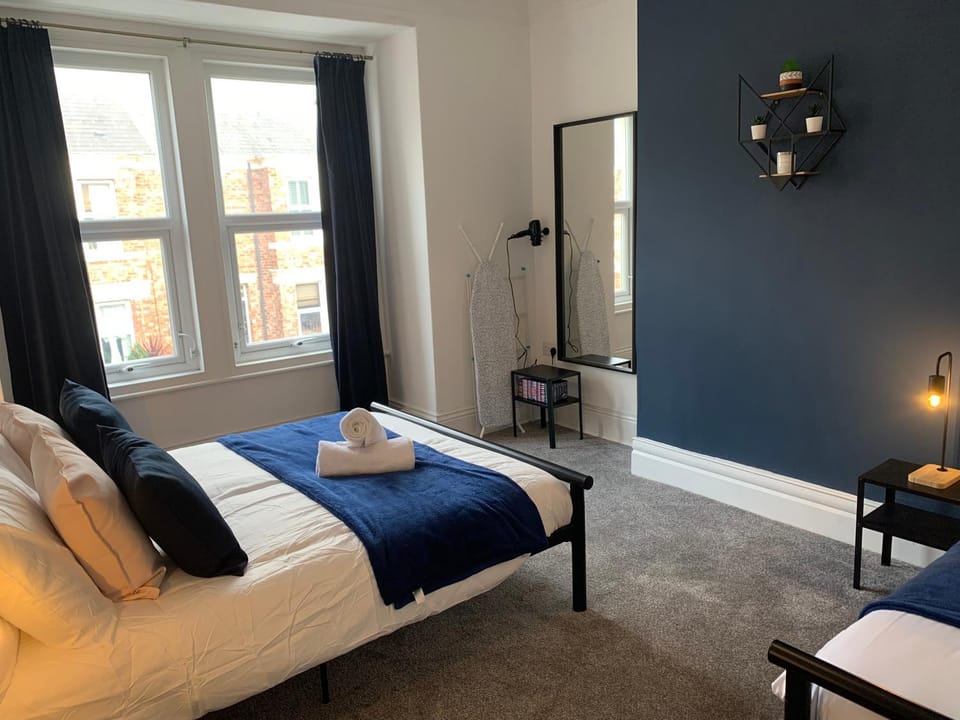 Bed, Photo of the whole room, Bedroom, towels