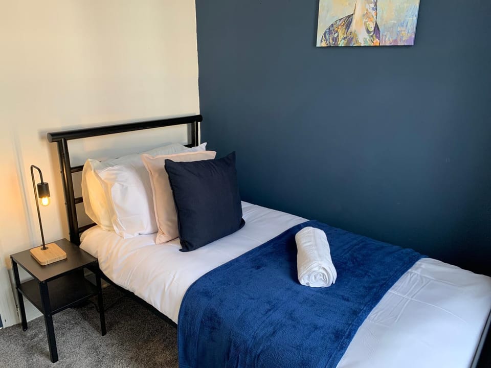 Bed, Bedroom, towels