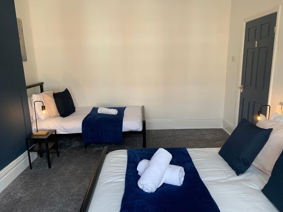 Bed, Photo of the whole room, Bedroom, towels