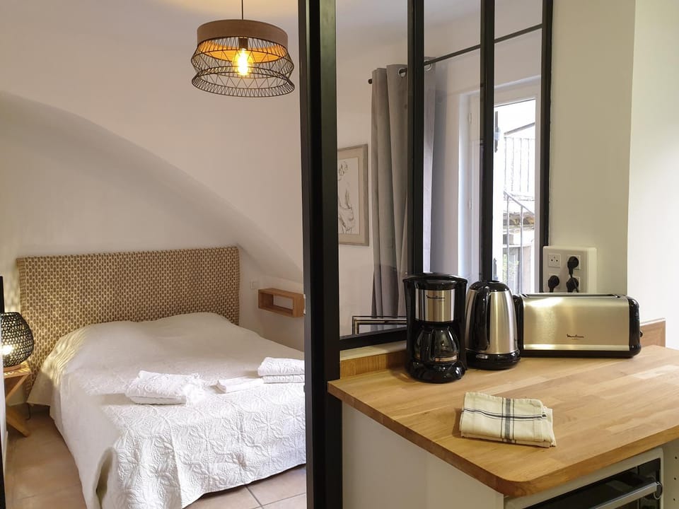 Kitchen or kitchenette, Photo of the whole room, Bedroom