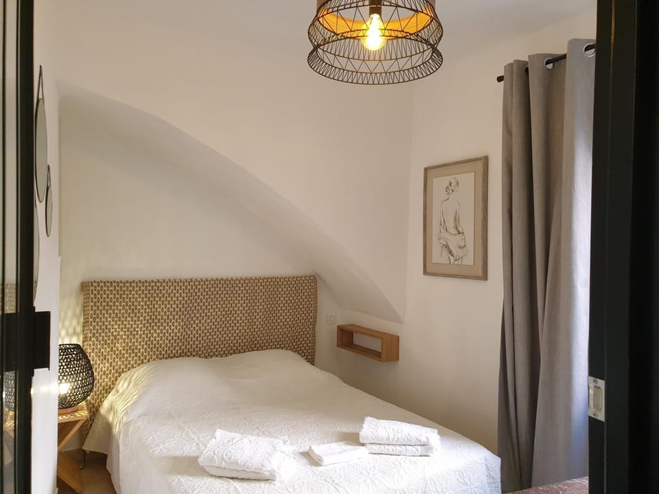 Photo of the whole room, Bedroom