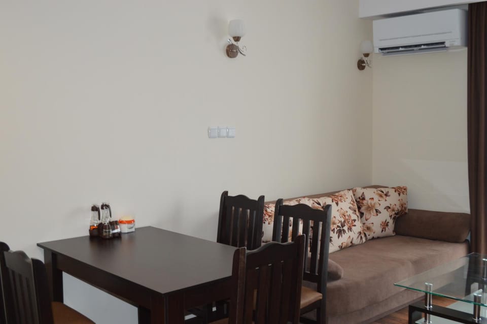 Coffee/tea facilities, Living room, Seating area, Dining area, Drinks, Alcoholic drinks