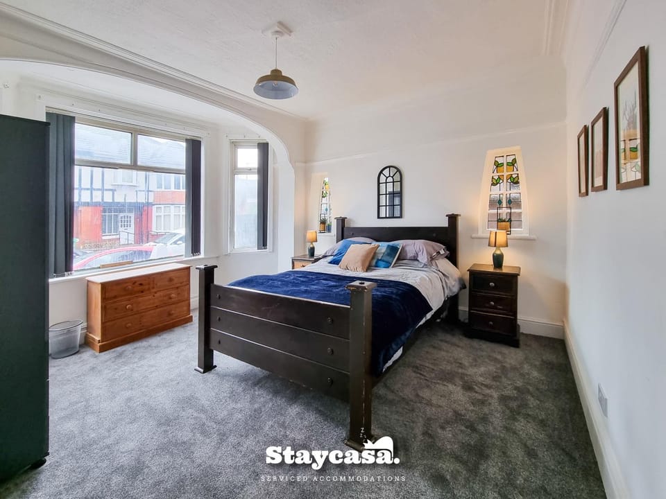 Spacious 6-Bed with Large Patio and Free Parking House in Manchester