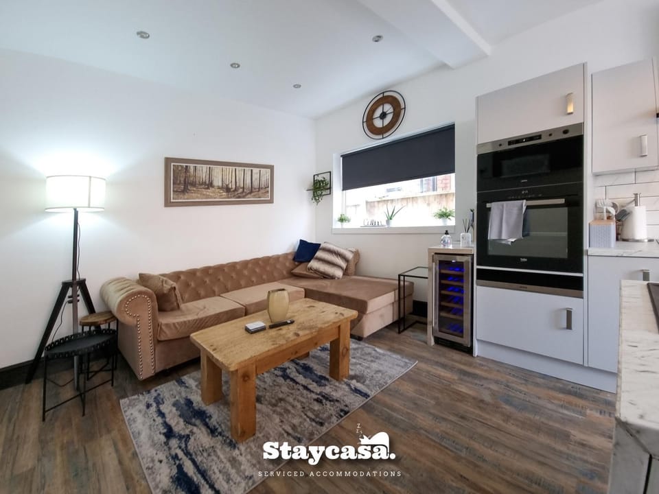 Spacious 6-Bed with Large Patio and Free Parking House in Manchester