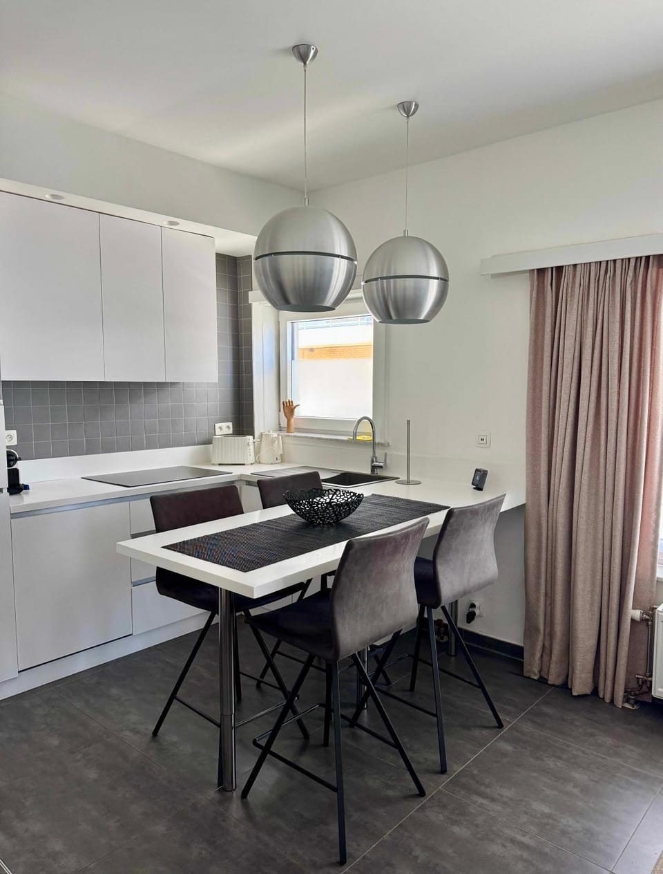 Kitchen or kitchenette, Dining area