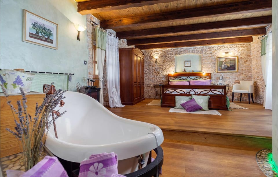 Bed, Living room