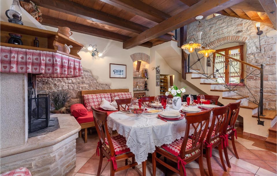 Restaurant/places to eat, Living room