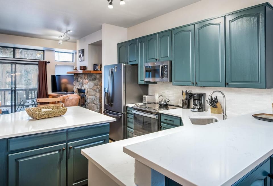 Village Point Getaway Townhome: Great Location w/ Private Hot Tub Apartment in Breckenridge