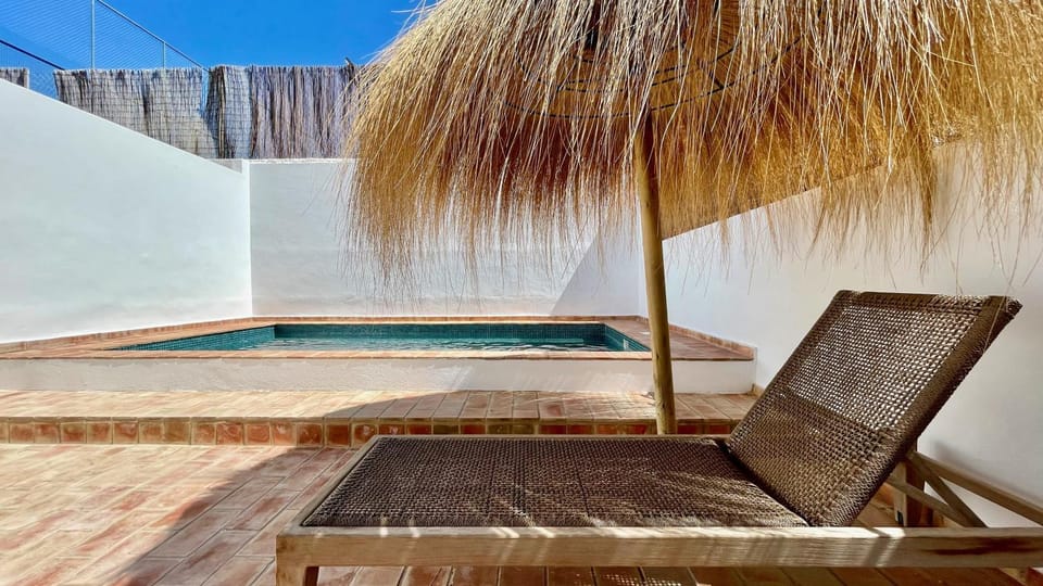 Balcony/Terrace, Swimming pool, sunbed