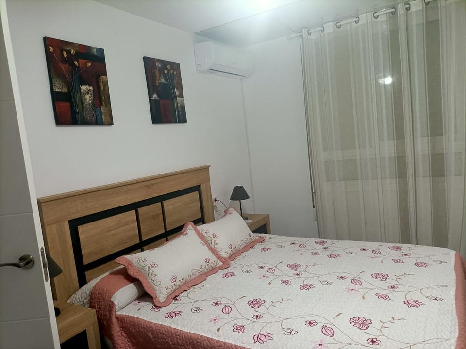 Bed, Photo of the whole room, Bedroom, internet, air conditioner