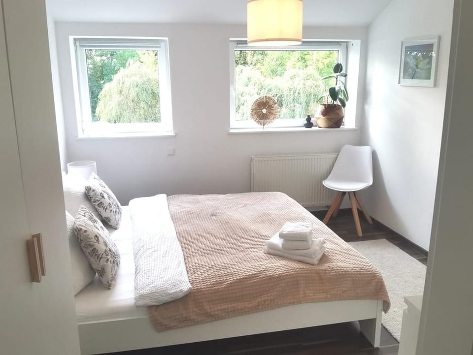 Bed, Photo of the whole room, Bedroom, towels