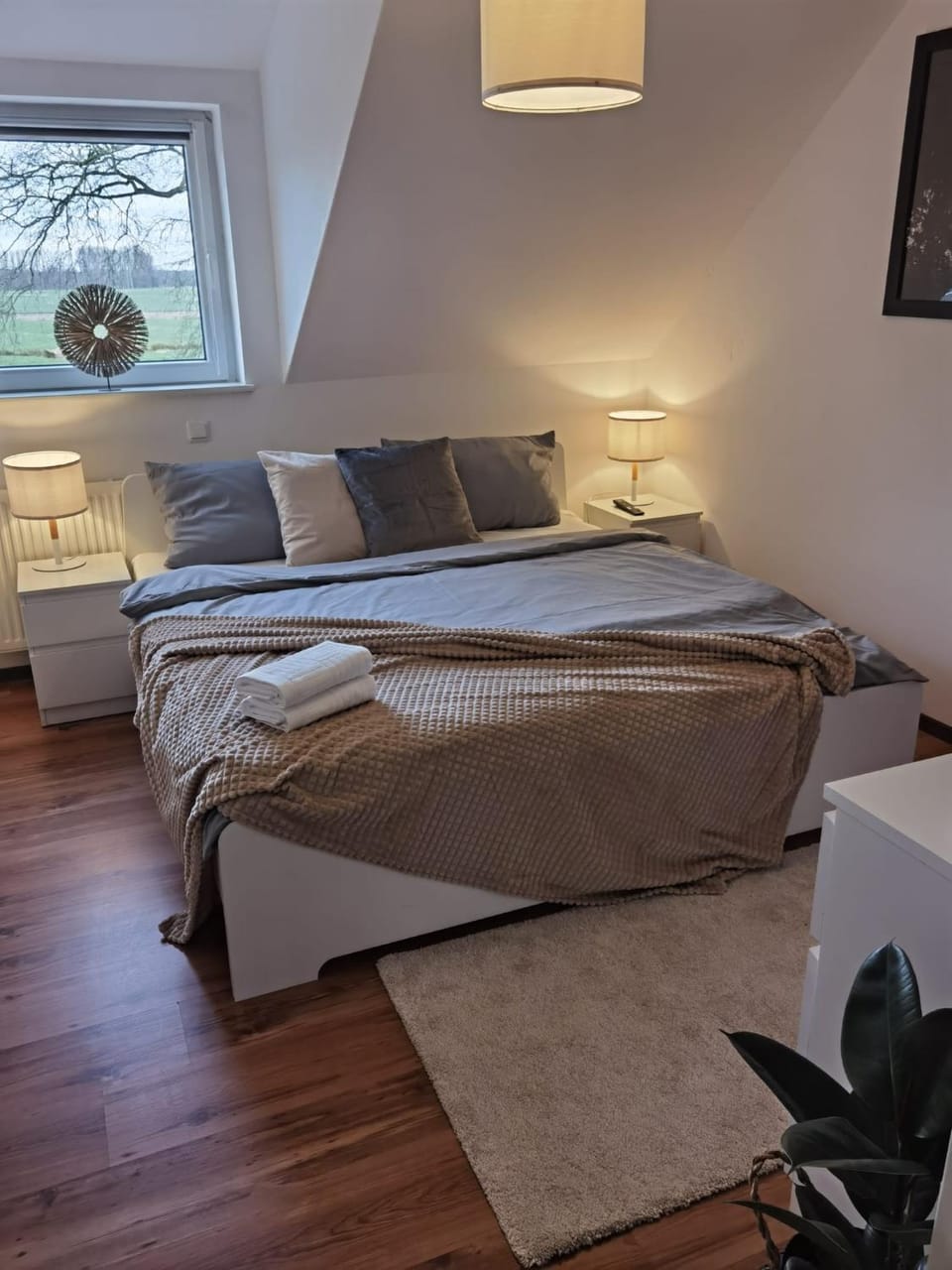 Bed, TV and multimedia, Photo of the whole room, Bedroom