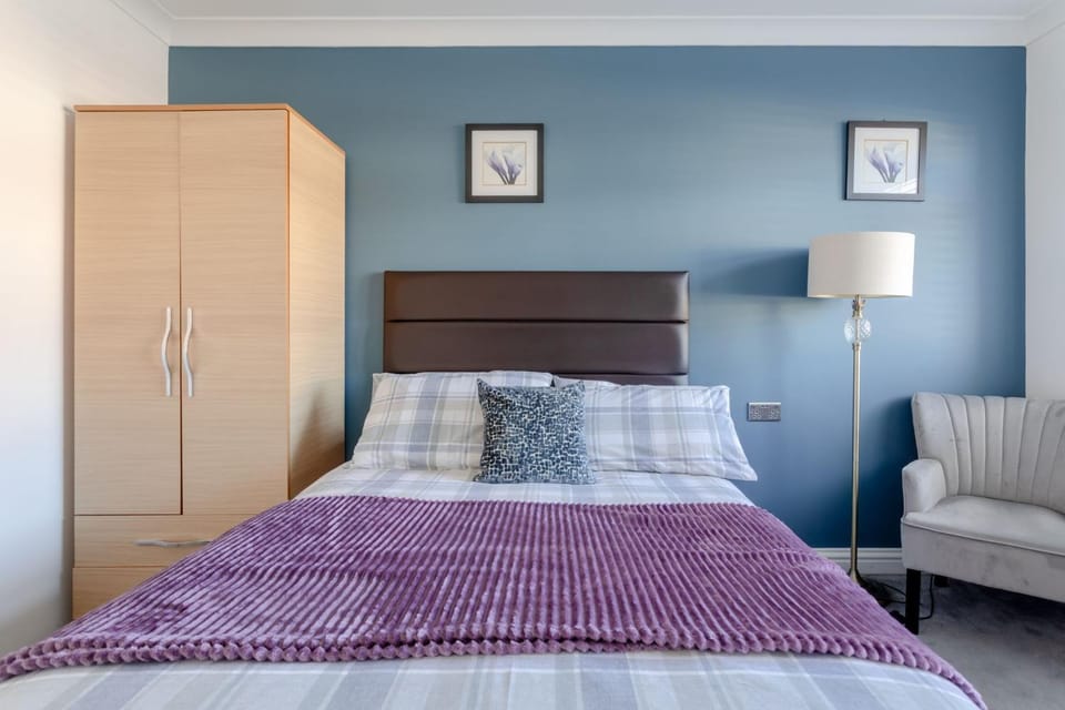 Apple House Wembley -Double Room with Ensuite Bed and Breakfast in Edgware