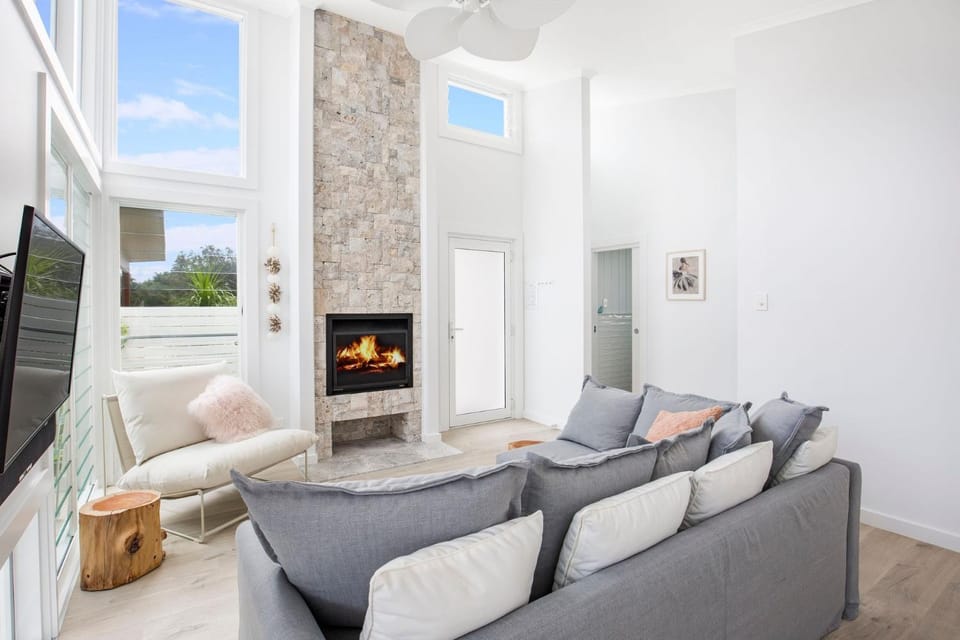 Unwind Pet Friendly 1 Min Walk to Beach House in Culburra Beach