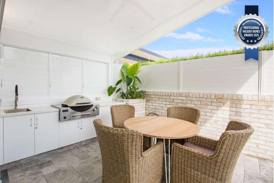 Unwind Pet Friendly 1 Min Walk to Beach House in Culburra Beach