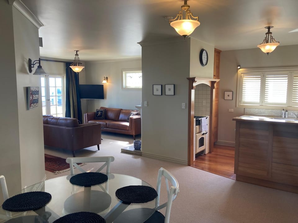 Kitchen or kitchenette, Living room, Seating area, Dining area