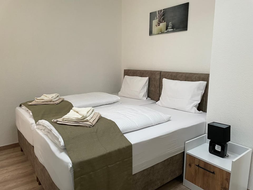 Bed, Bedroom, towels