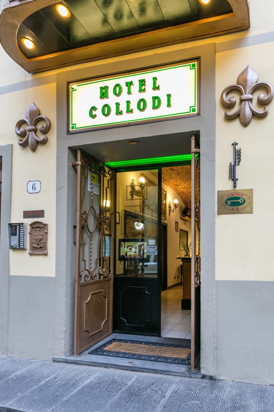 Facade/entrance