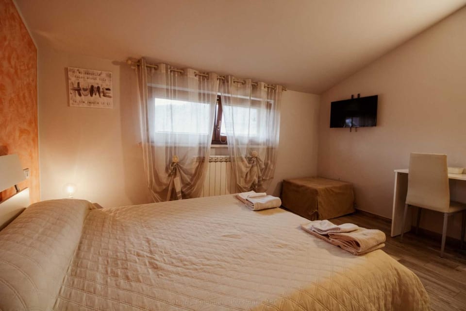 Bed, TV and multimedia, Photo of the whole room, Bedroom