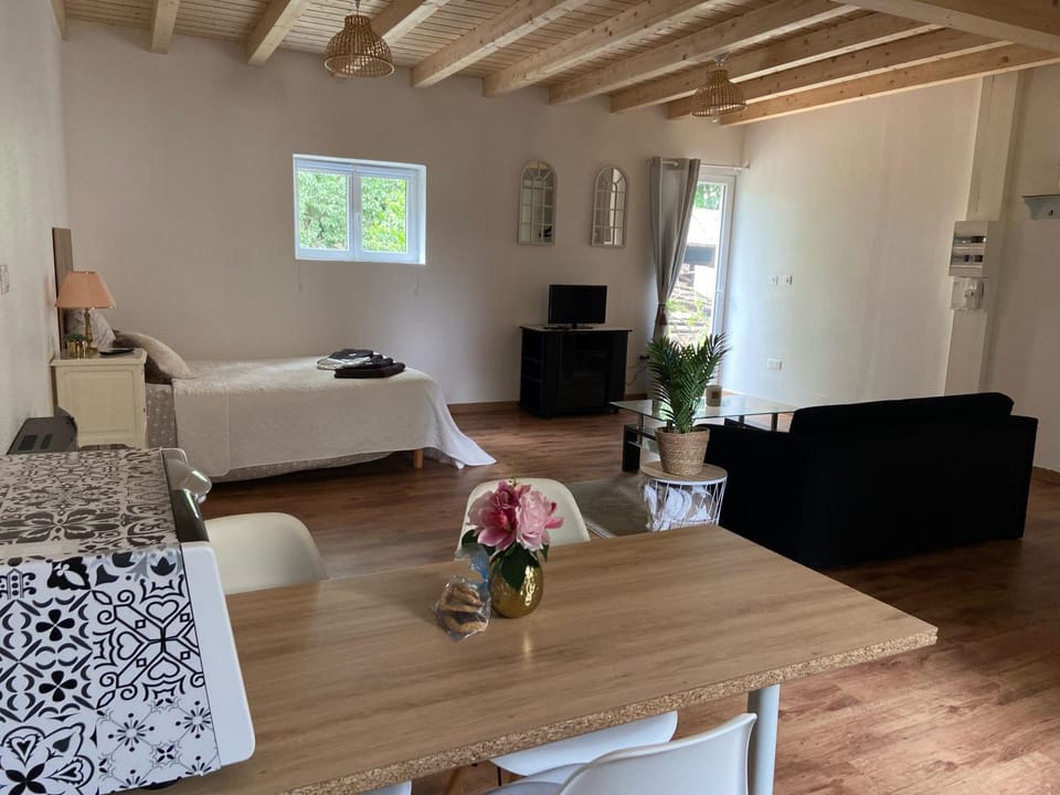 TV and multimedia, Living room, Photo of the whole room, Dining area, Bedroom