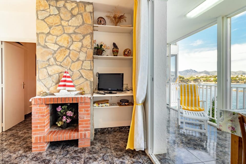 Fener de Baix 81 - Apartamento primera línea mar Apartment in Alt Empordà