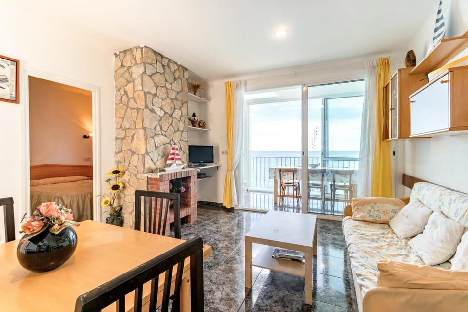 Fener de Baix 81 - Apartamento primera línea mar Apartment in Alt Empordà