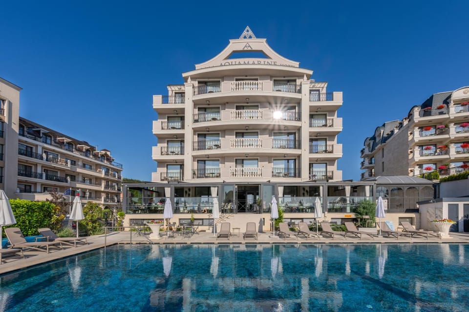 Property building, Day, Pool view, Swimming pool, Location, sunbed