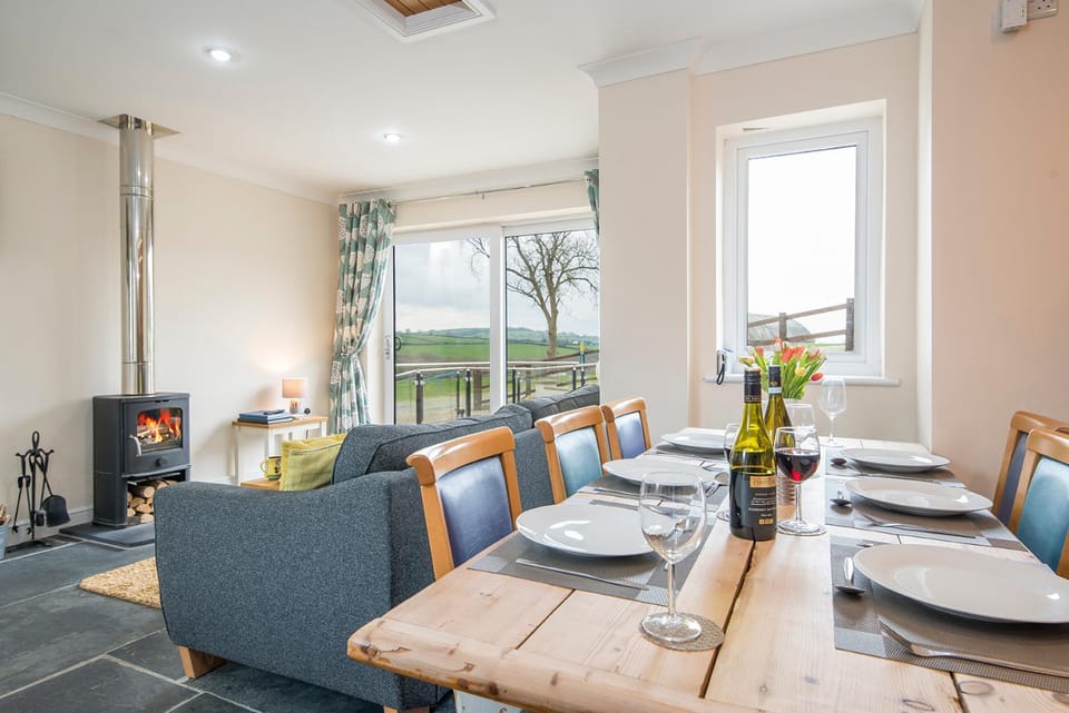 RURAL RETREAT WALES Indoor Hot Tub, Log Fire, Starry Skies, Woodland Walks House in Clydau