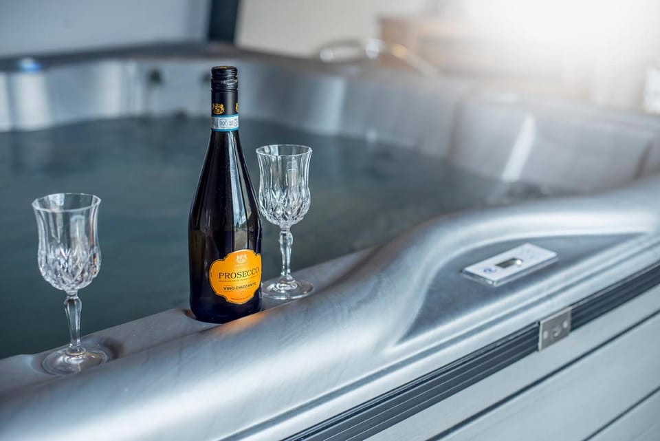 RURAL RETREAT WALES Indoor Hot Tub, Log Fire, Starry Skies, Woodland Walks House in Clydau