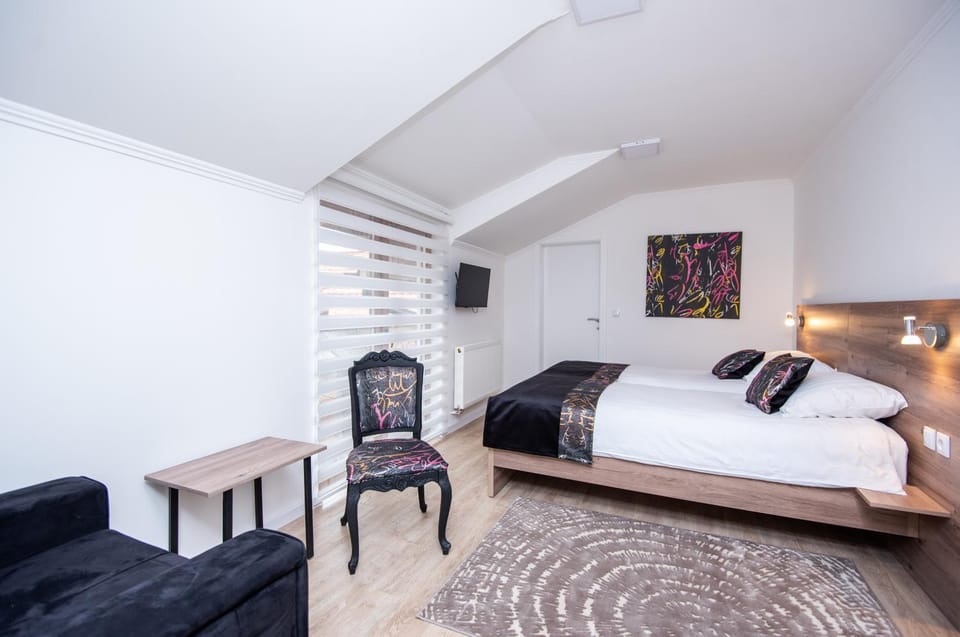 Bed, TV and multimedia, Photo of the whole room, Bedroom