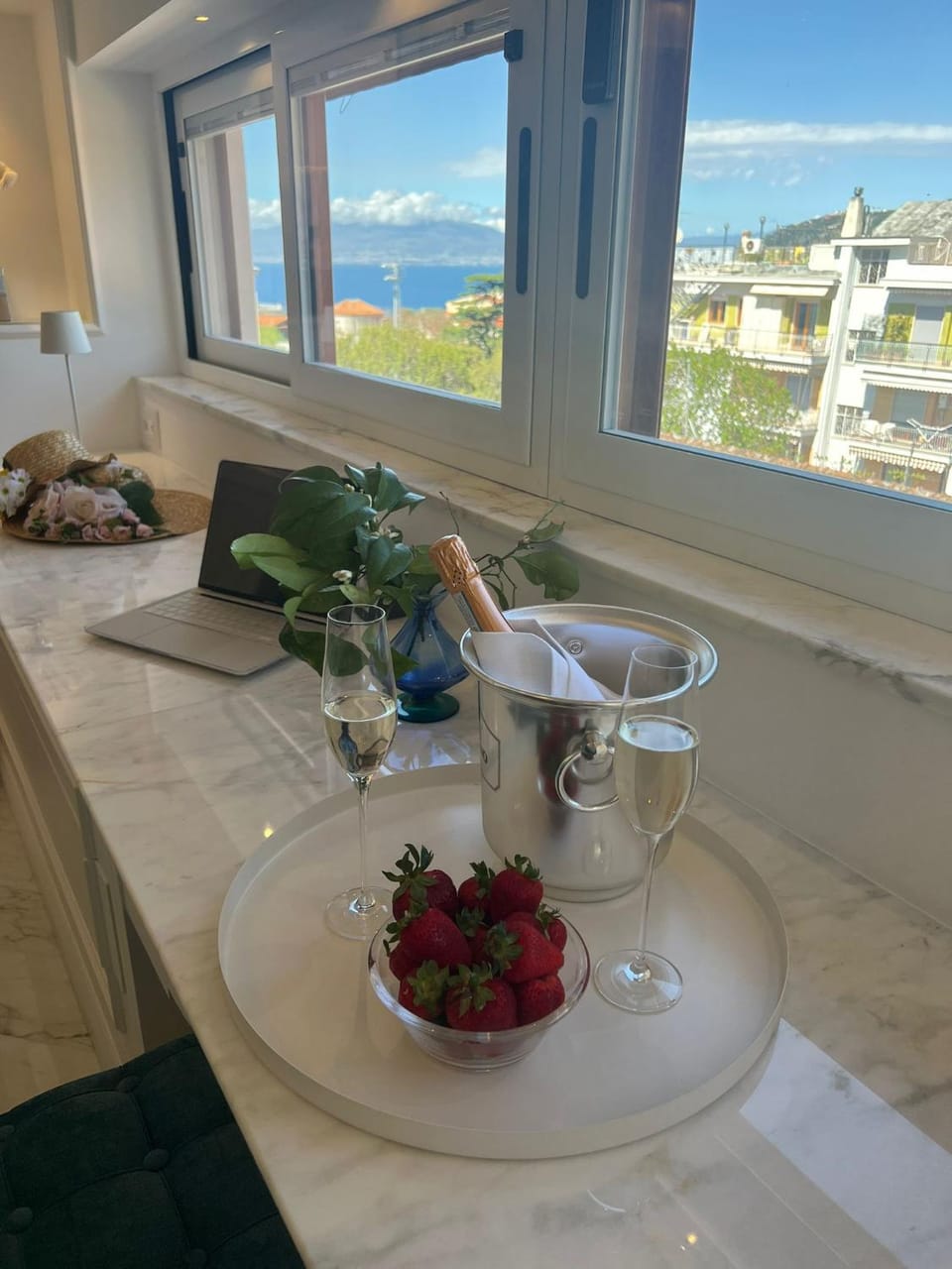 Bedroom, Drinks