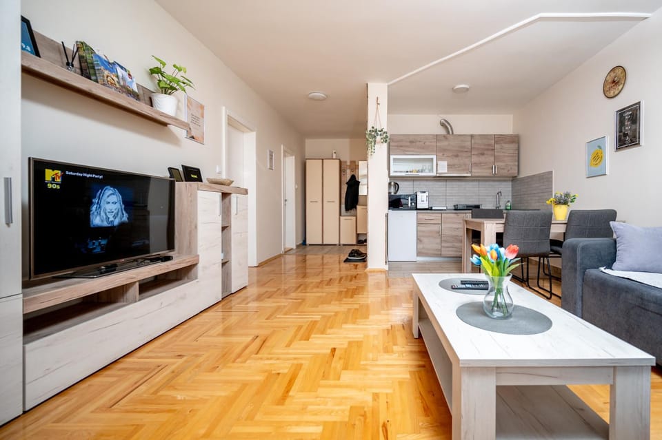 TV and multimedia, Living room, Seating area, Evening entertainment