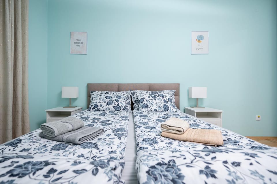 Bed, Bedroom, towels