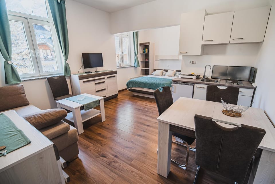 TV and multimedia, Kitchen or kitchenette, Living room