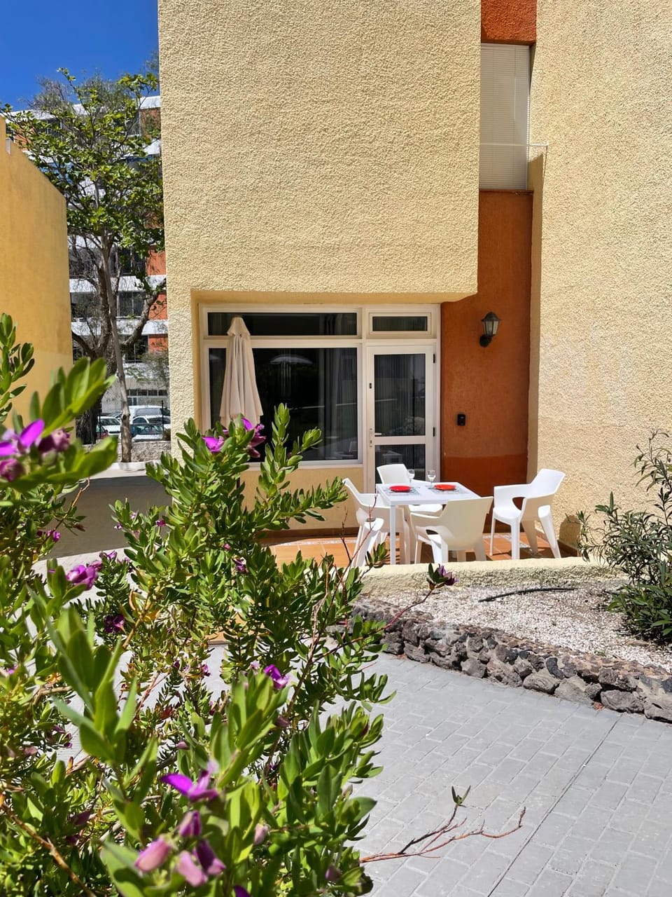 Patio, Facade/entrance