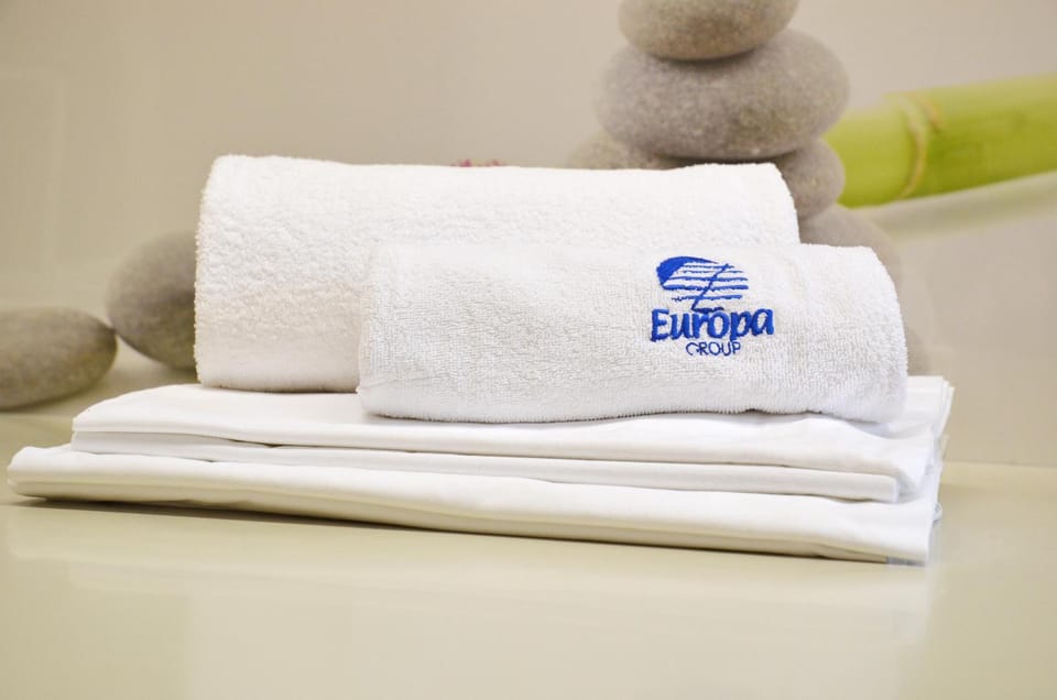 Bed, towels