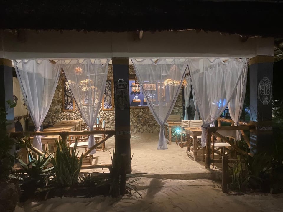 Restaurant/places to eat, Internal: Not applicable to any particular room