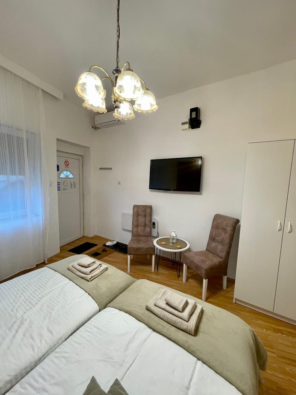 Bed, TV and multimedia, Photo of the whole room, Seating area, Bedroom