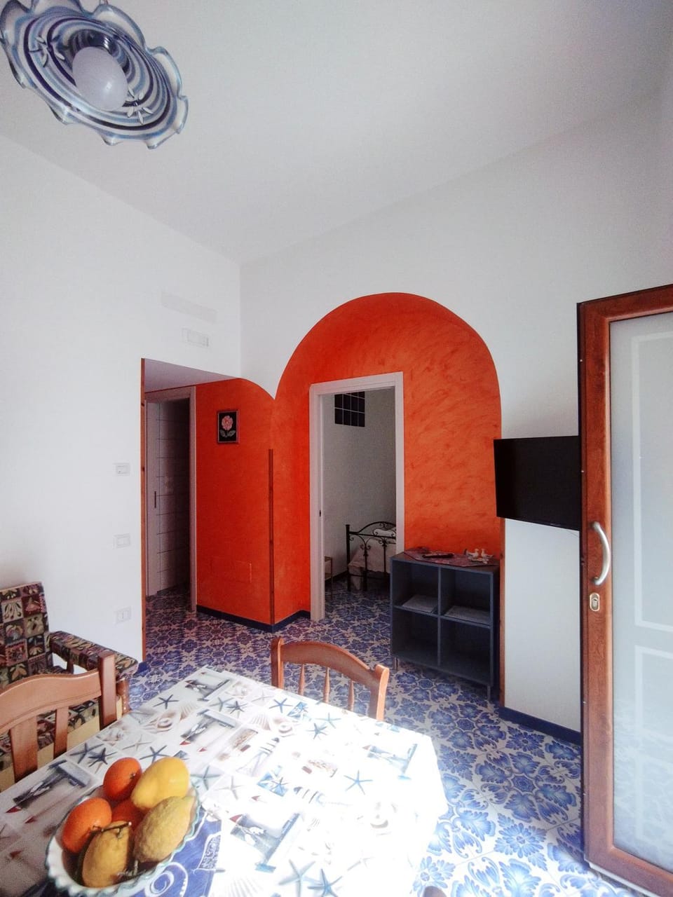 TV and multimedia, Kitchen or kitchenette, Living room, Seating area, Dining area