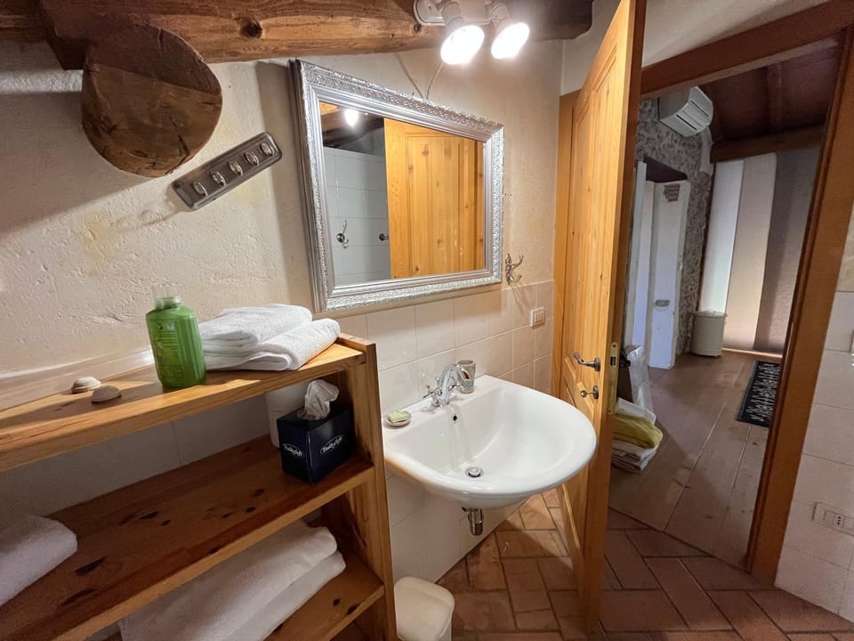 Toilet, Bathroom, towels